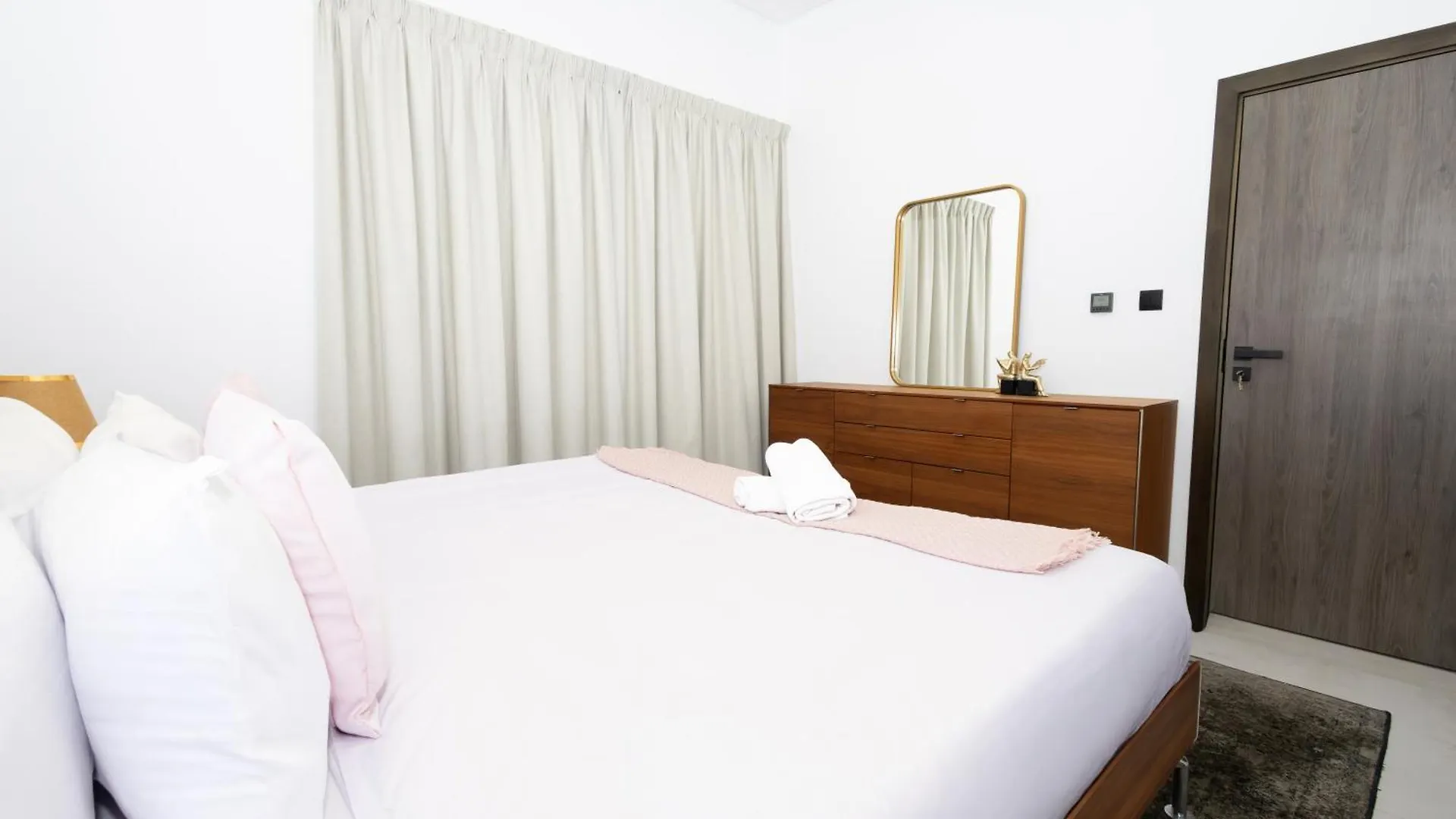 Spacious 2Br Apartment L Rooftop Pool L Gym Dubai