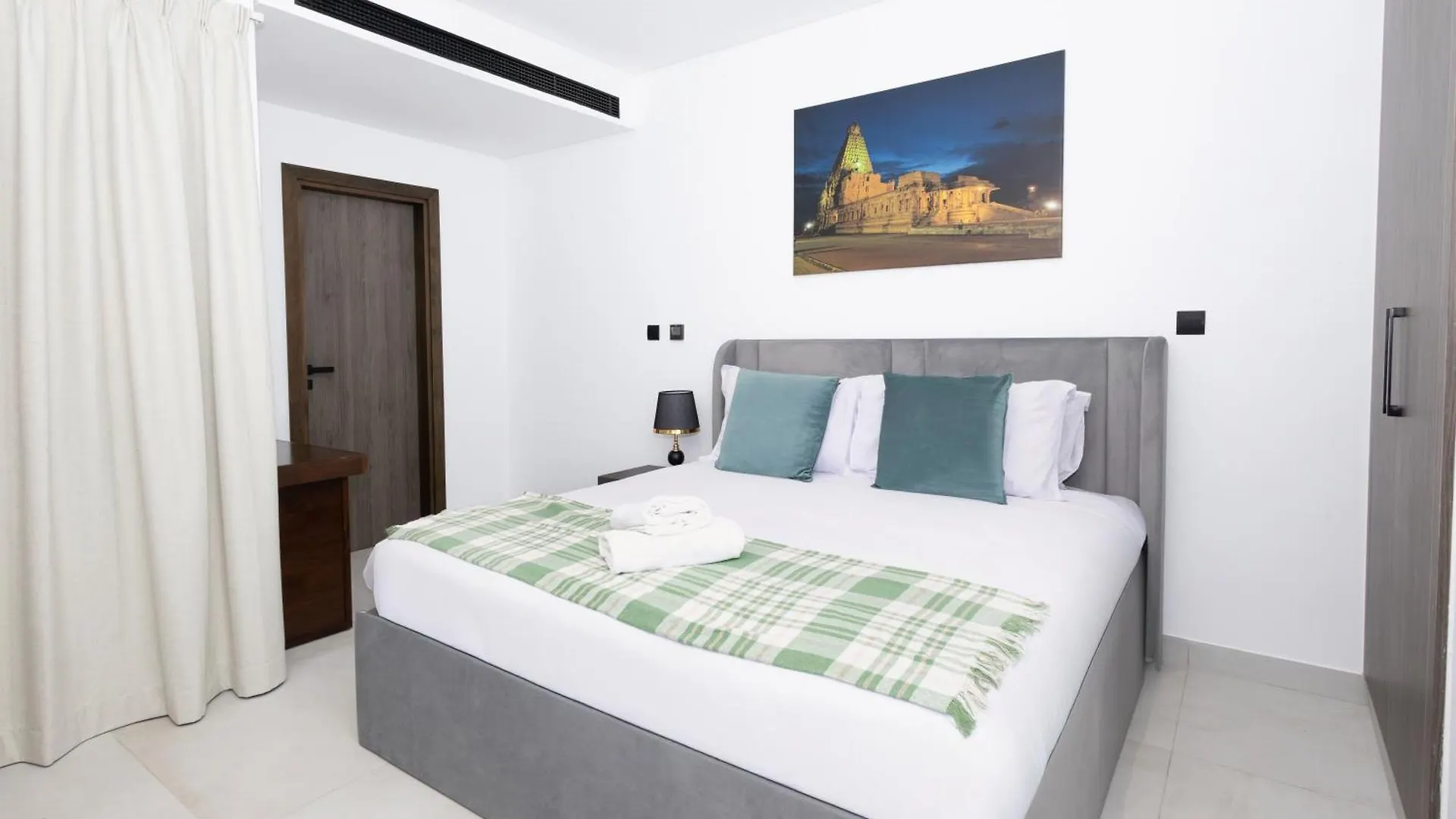 Spacious 2Br Apartment L Rooftop Pool L Gym Dubai