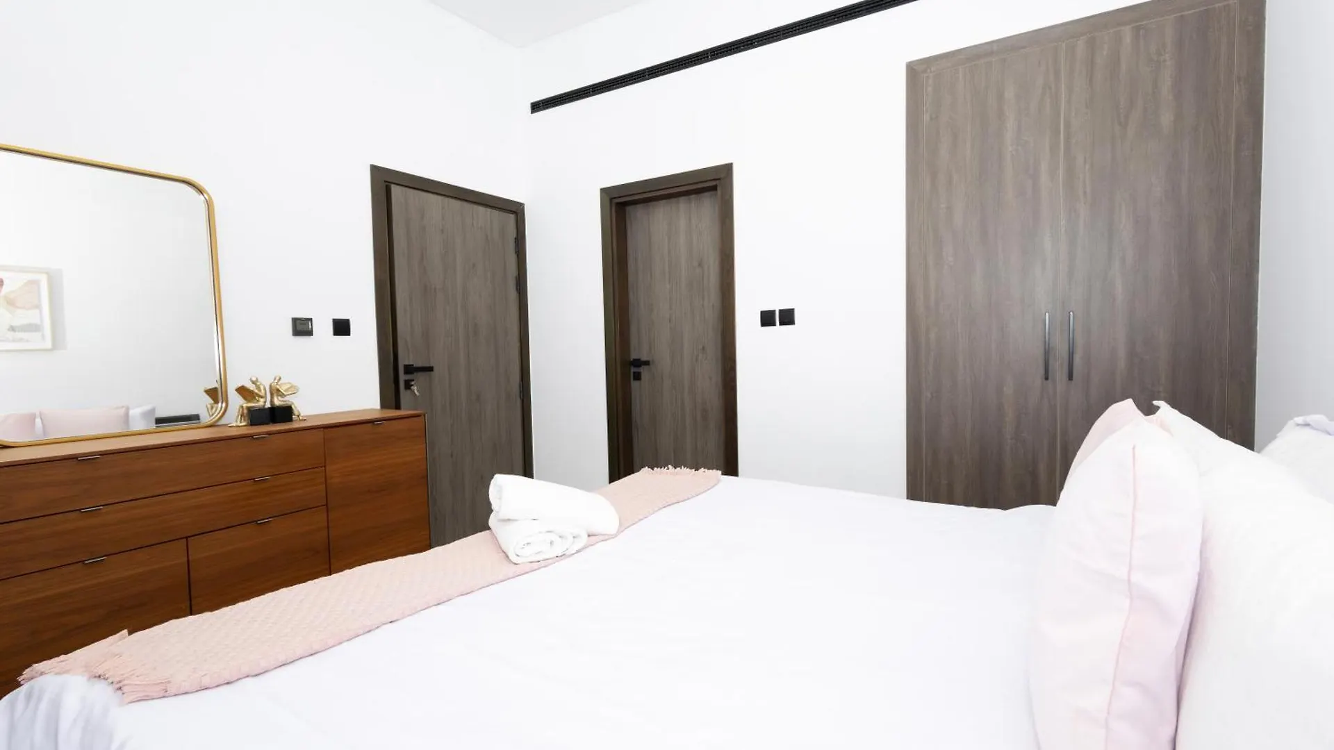 Spacious 2Br Apartment L Rooftop Pool L Gym Dubaj 0*,  Egyesült Arab Emírségek